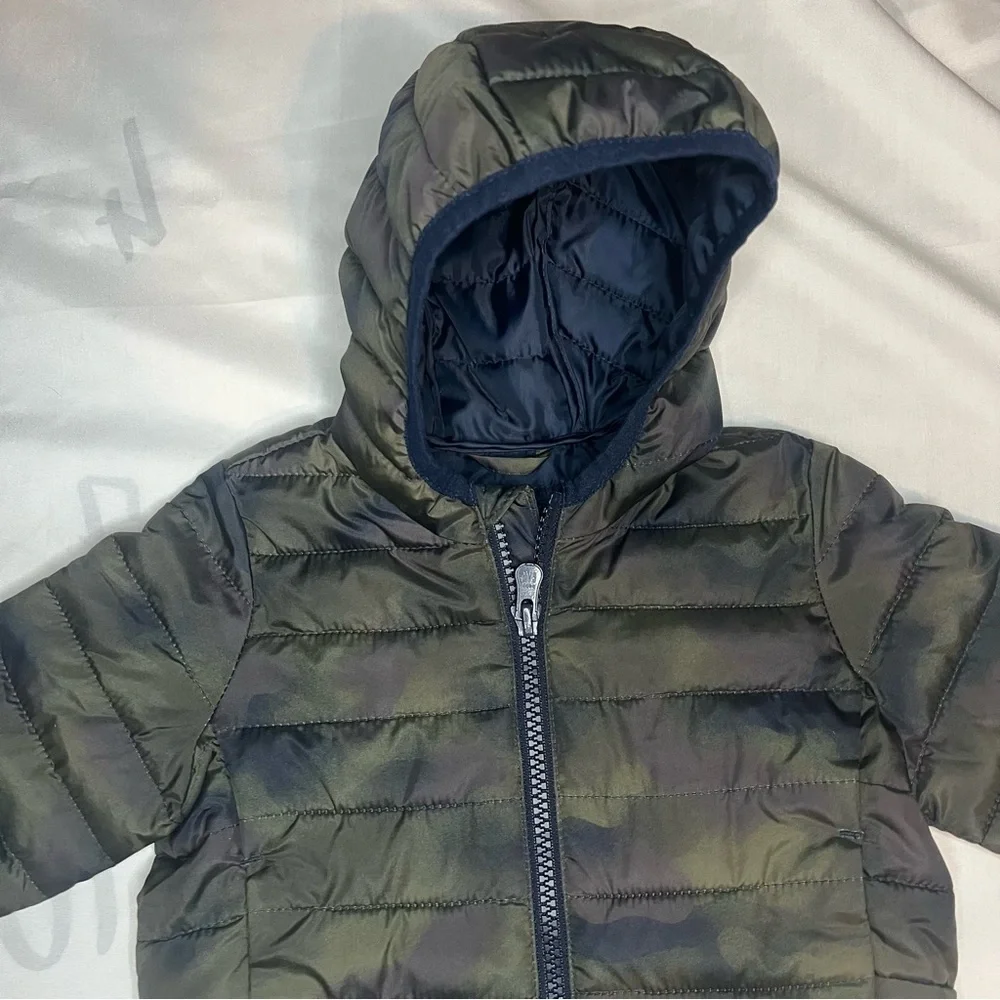Baby Gap Cold Controlled Hooded Puffer Jacket in Green Camo in Size 0-6 Months